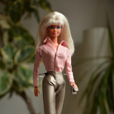 Premium AI Image  1960s Chic Barbie's Retro Revival in Vibrant